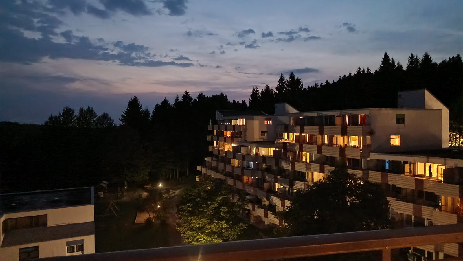 Predigtstuhlresort mit beleuchteten Balkonen am Abend