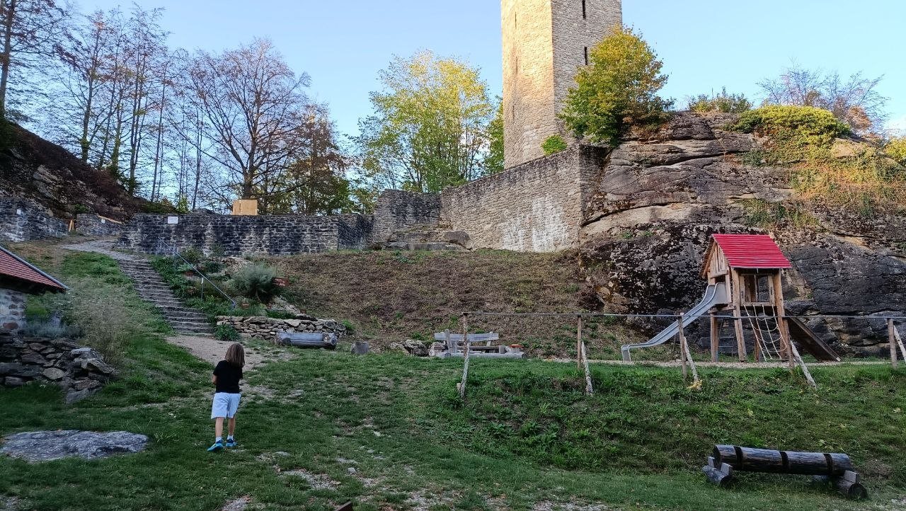 Bergfried und Spielplatz der Burgruine Altnußberg
