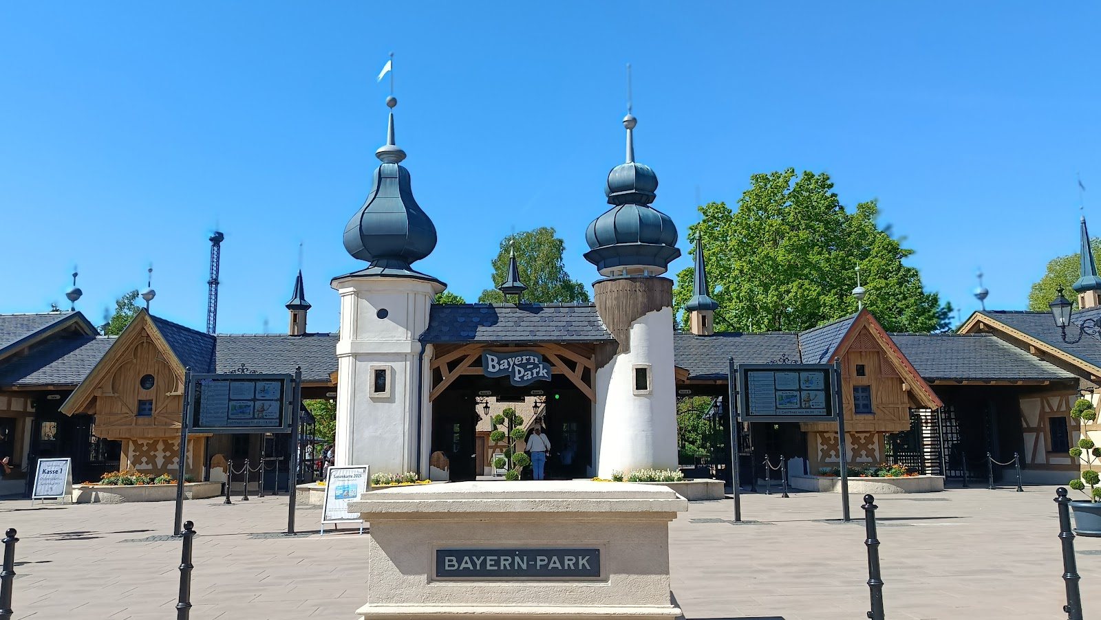 Eingangsbereich des Bayern-Parks bei sonnigem Wetter
