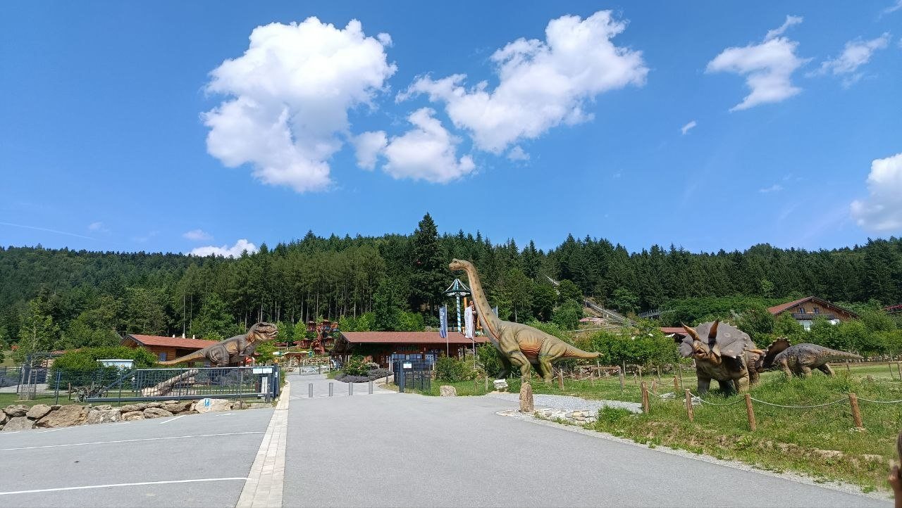 Eingangsbereich des Edelwies Erlebnisparks mit großen Dinosaurierfiguren