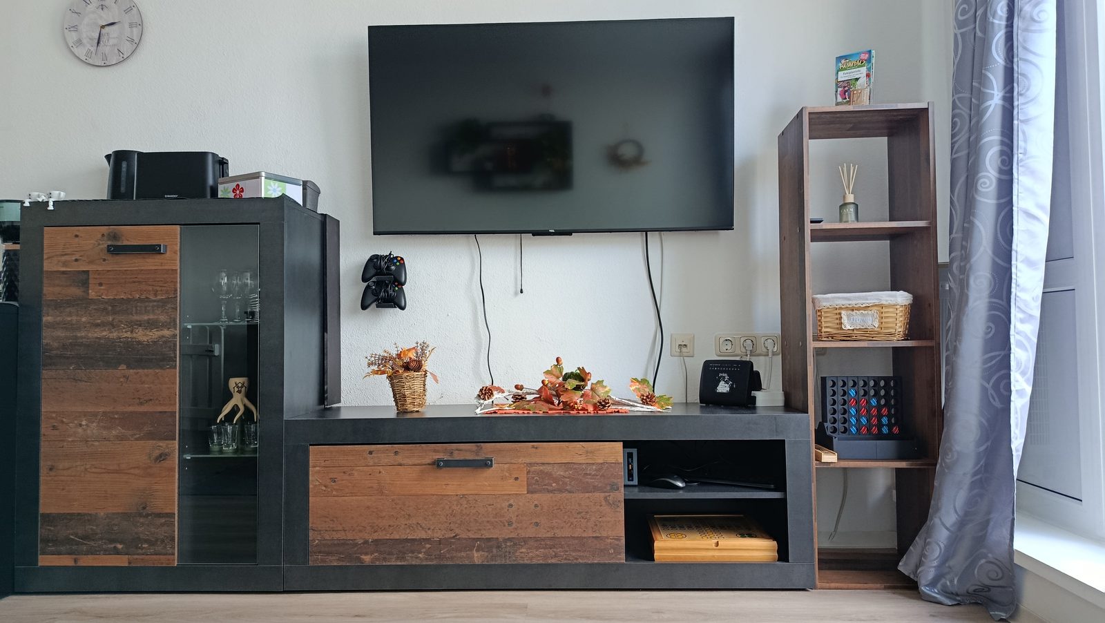 Wohnwand mit Smart-TV