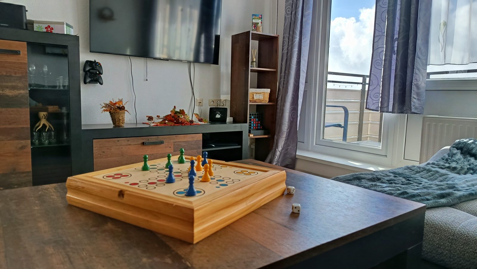 Wohnbereich mit Spieltisch und Balkonblick