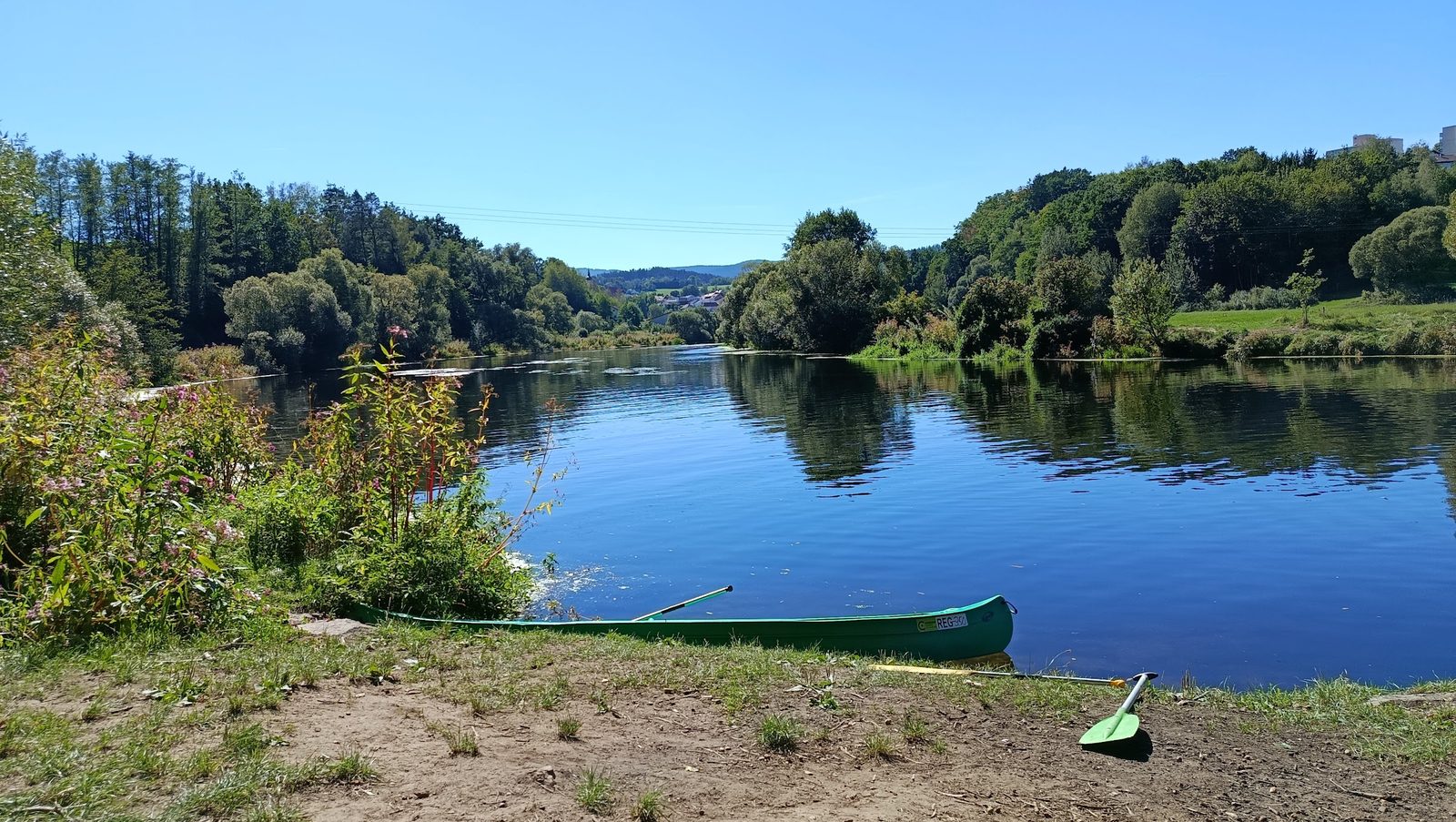 Grünes Kanu am Ufer des Schwarzen Regen