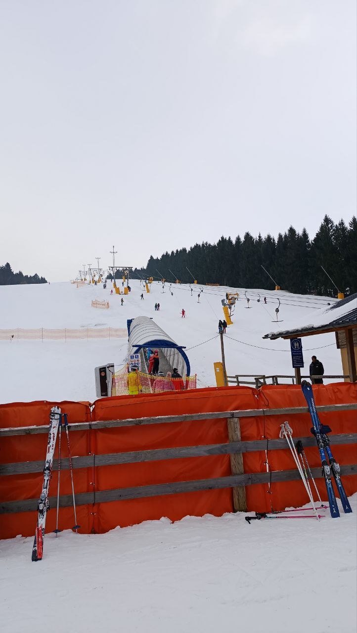 Skipiste mit mehreren Liften in der Predigtstuhl-Arena Sankt Englmar