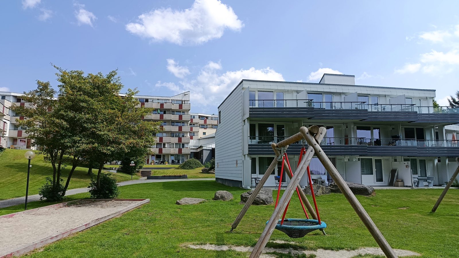 Spielplatz mit Schaukel und Rutsche