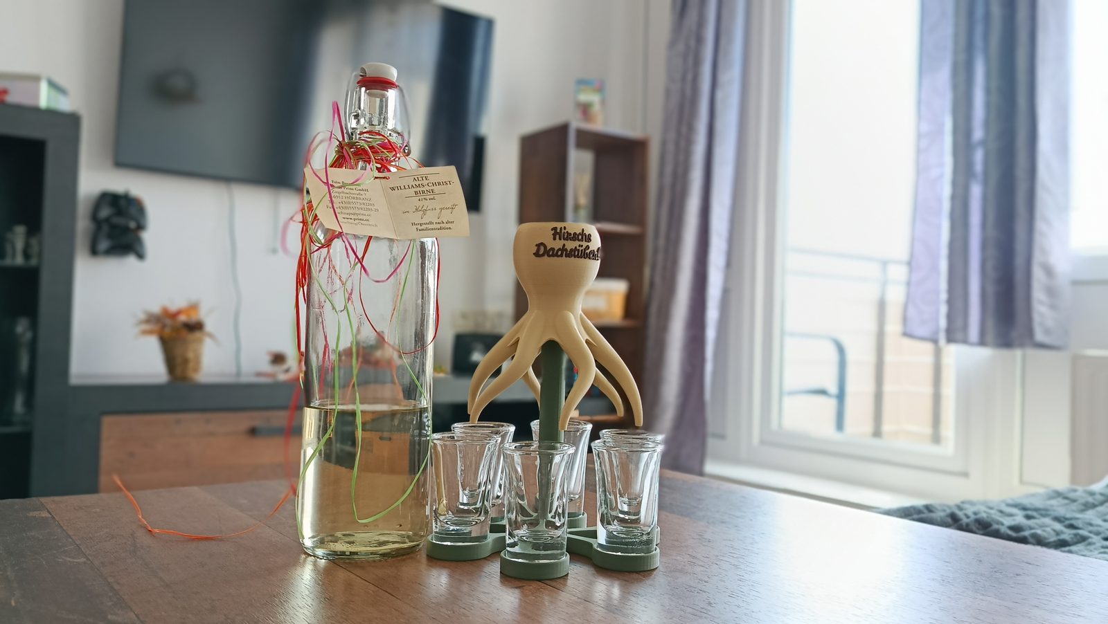 Willkommensgruß mit Flasche und Schnapsgläsern im Wohnbereich