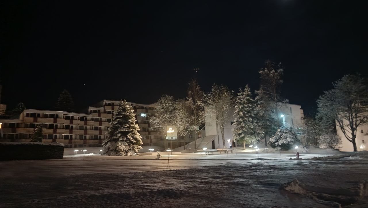 Verschneites Predigtstuhlresort bei Nacht